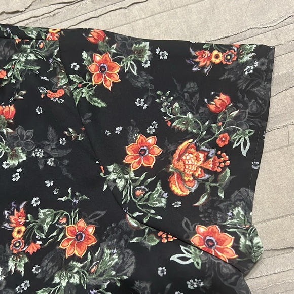 NWT Torrid high/low short sleeve floral blouse size 2 - Picture 3 of 3